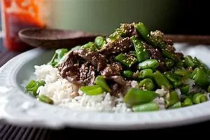 BEEF W. GREEN PEAS ON RICE